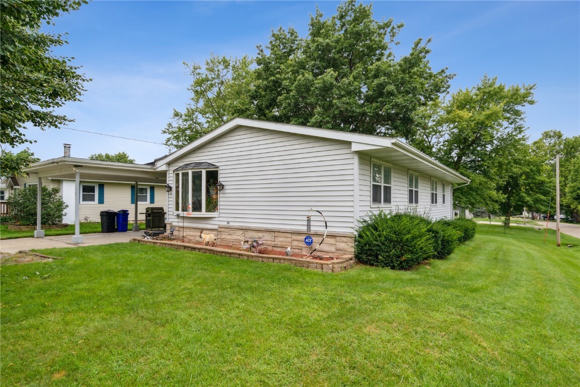 Property Photo:  905 Park Avenue  IA 52213 