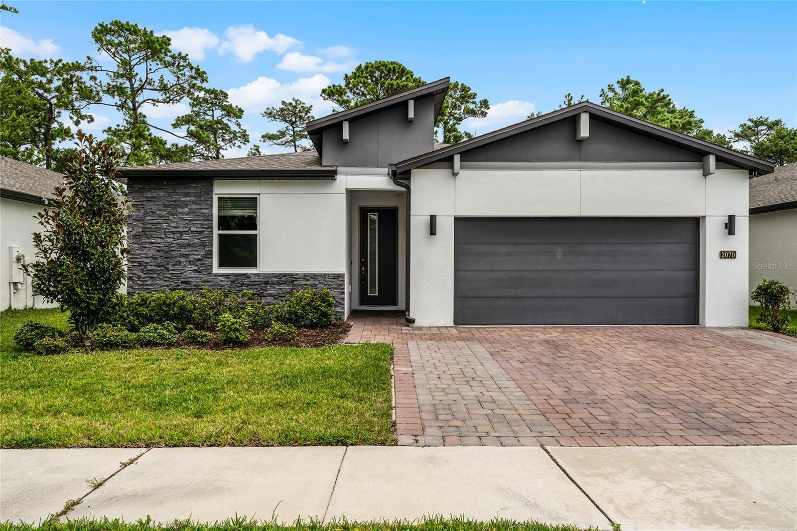 Property Photo: 2070 Laurelwood Way FL 32792