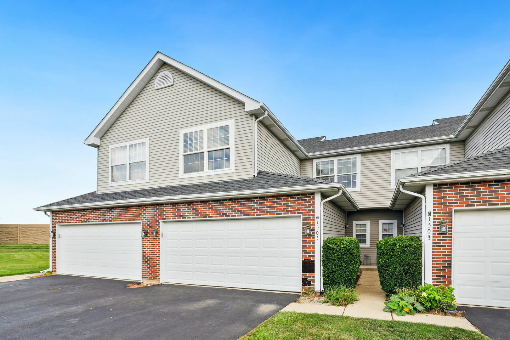 Property Photo:  1505 Stoneridge Circle  IL 60560 