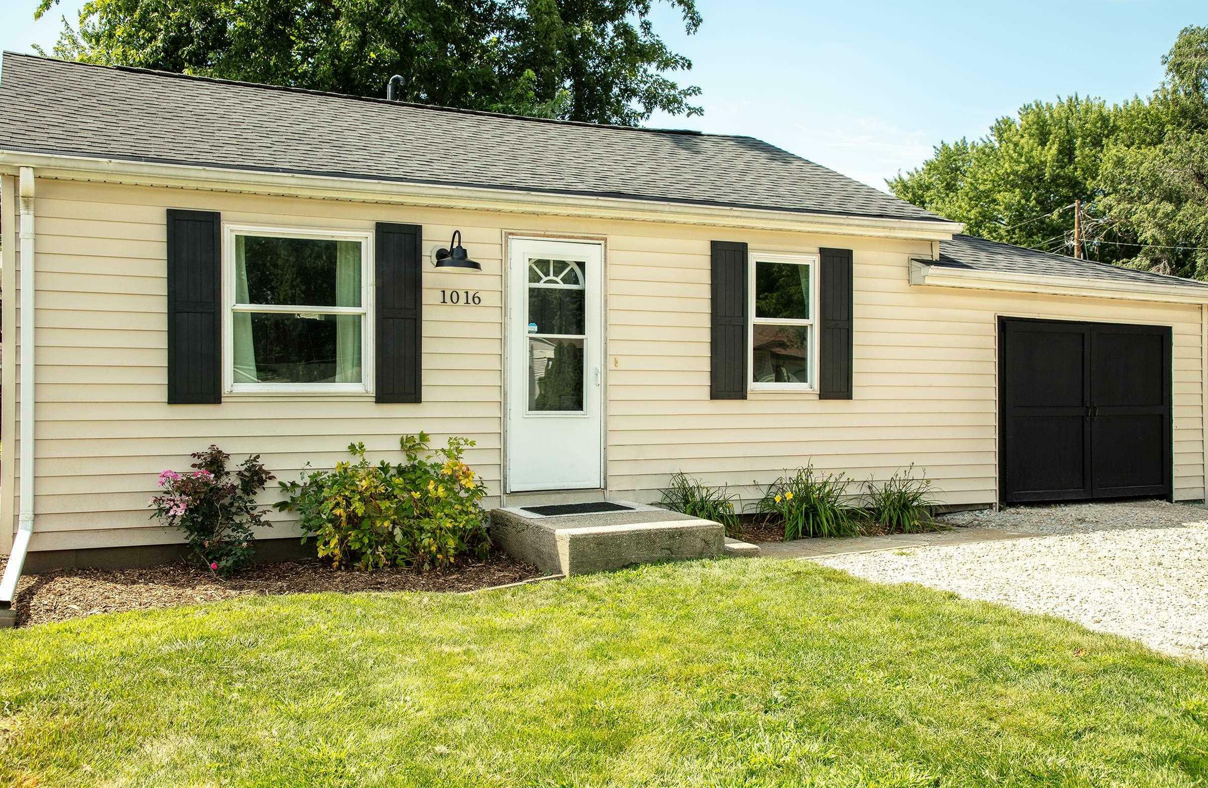 Property Photo:  1016 Rosewood Drive  IA 50613 