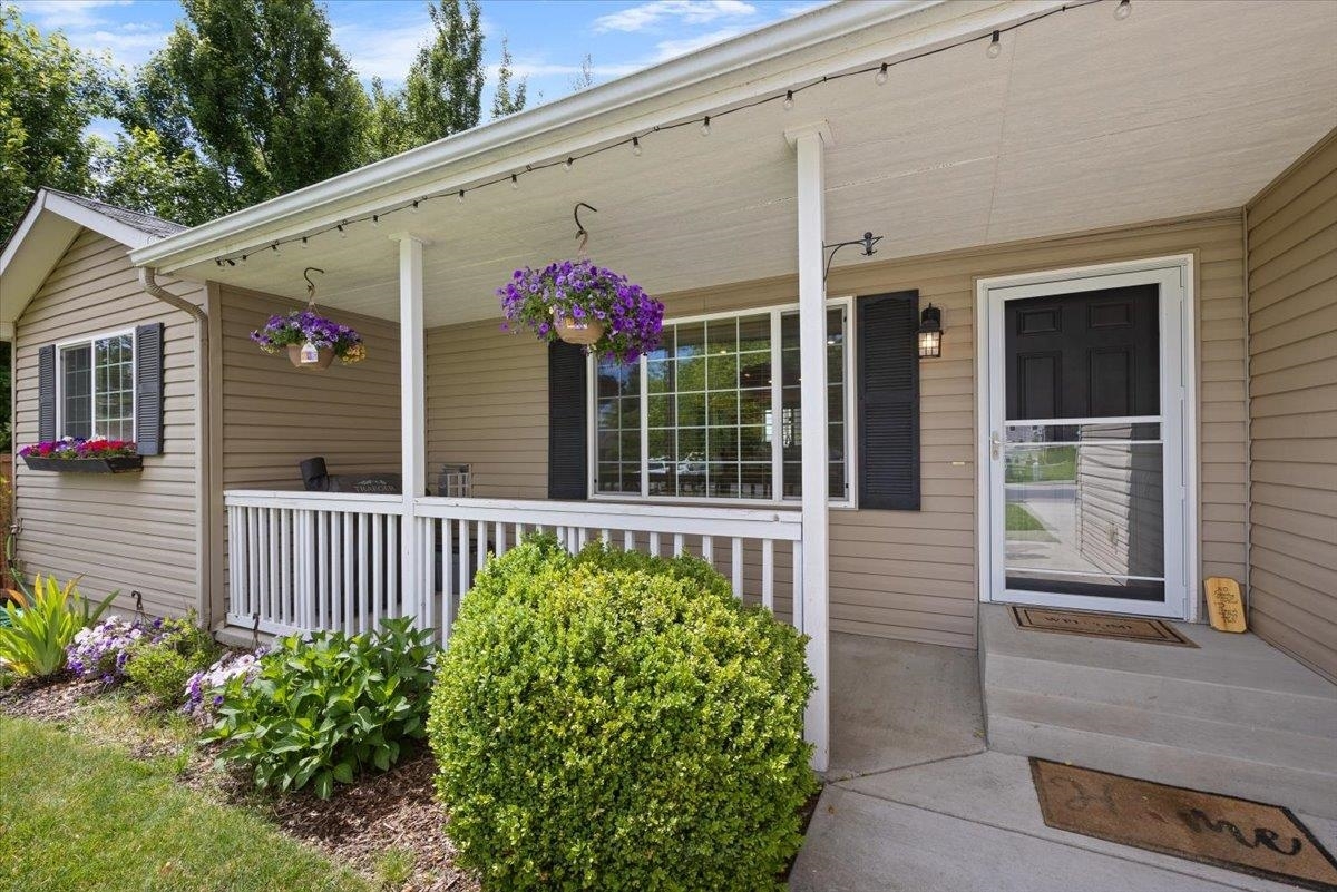 Property Photo:  829 N Fox Ridge Rd  WA 99022 