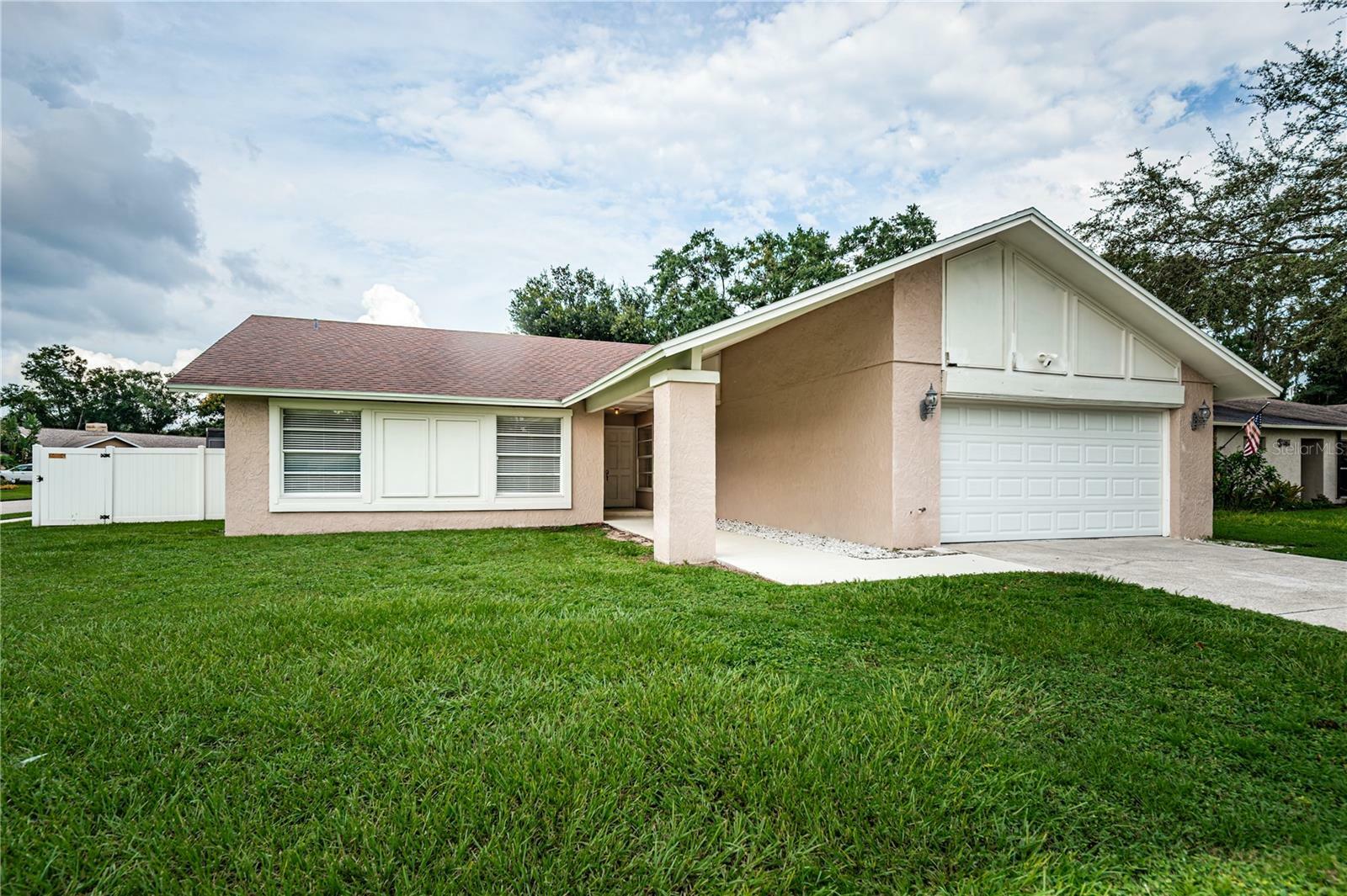 Property Photo:  2007 Sycamore Lane  FL 33563 