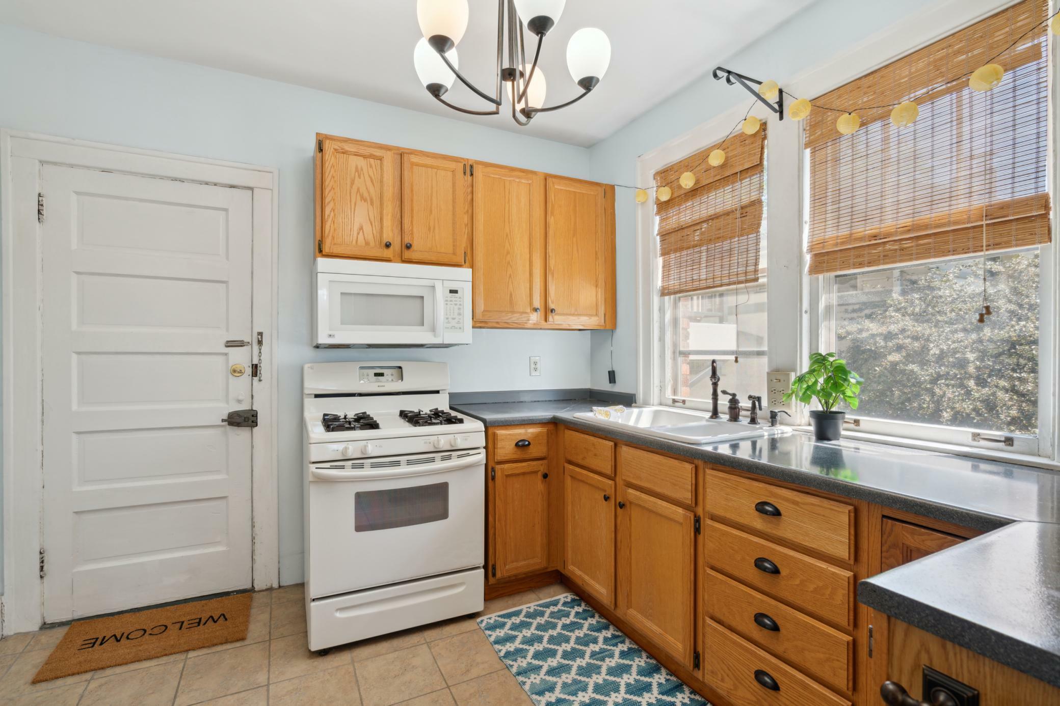 Property Photo:  127 Lexington Parkway S 2  MN 55105 