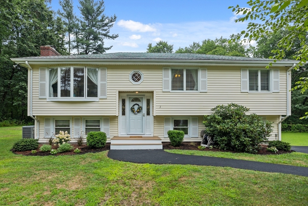 Property Photo:  3 Rutland Circle  MA 01886 