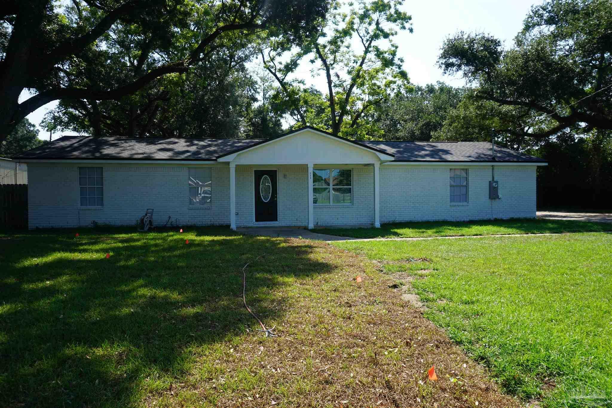 Property Photo:  211 Allison Ln  FL 32534 