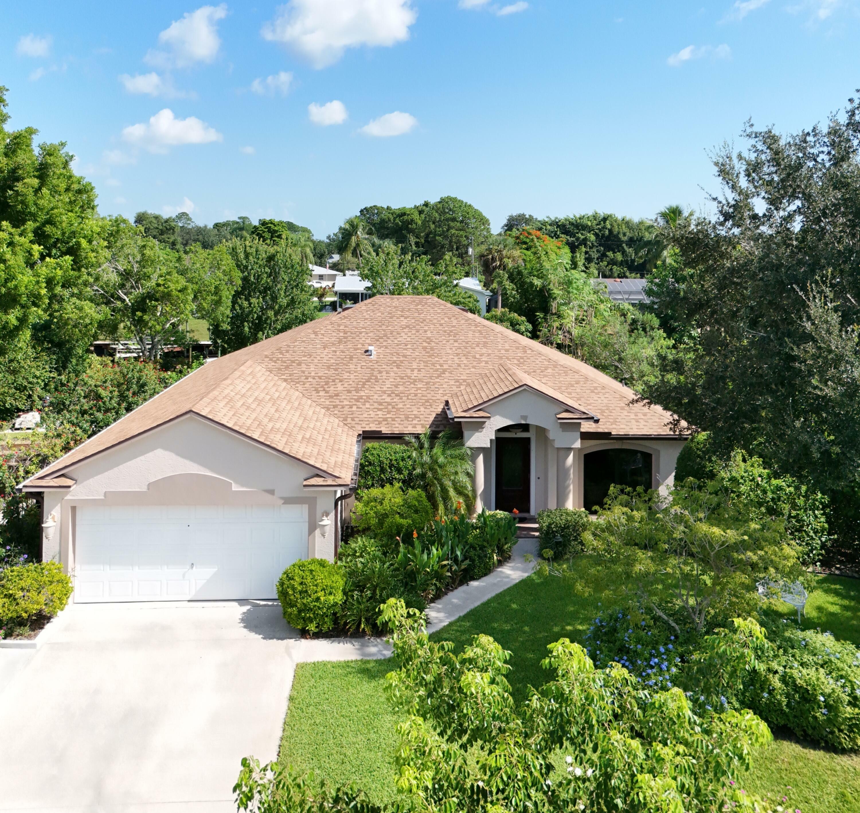 Property Photo:  422 NE Camelot Drive  FL 34983 