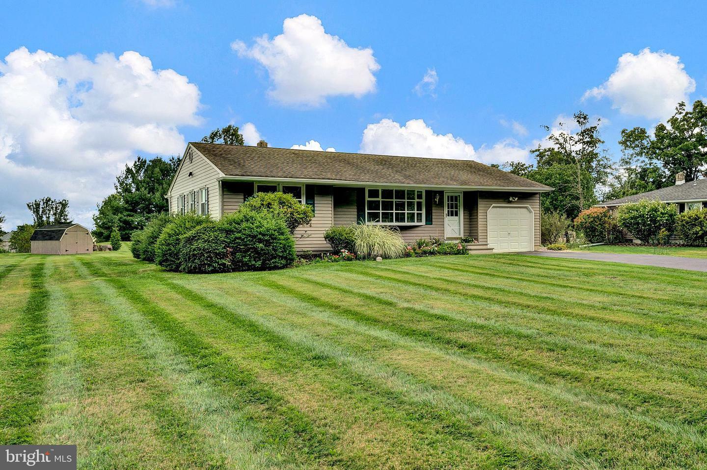 Property Photo:  86 Woosamonsa Road  NJ 08534 