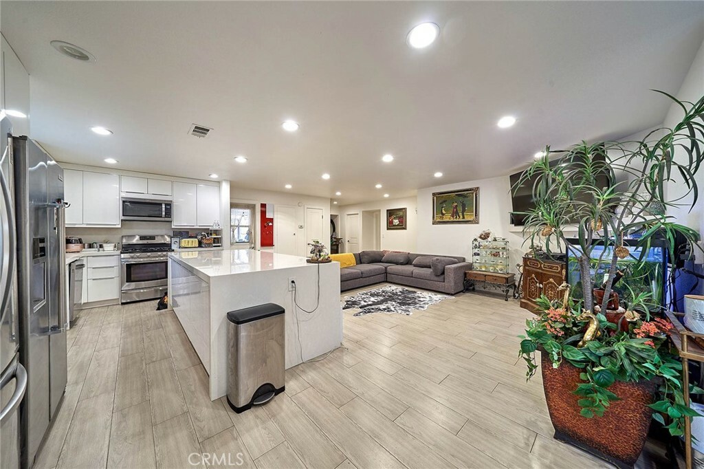 Property Photo:  2513 W Mall Place  CA 92804 