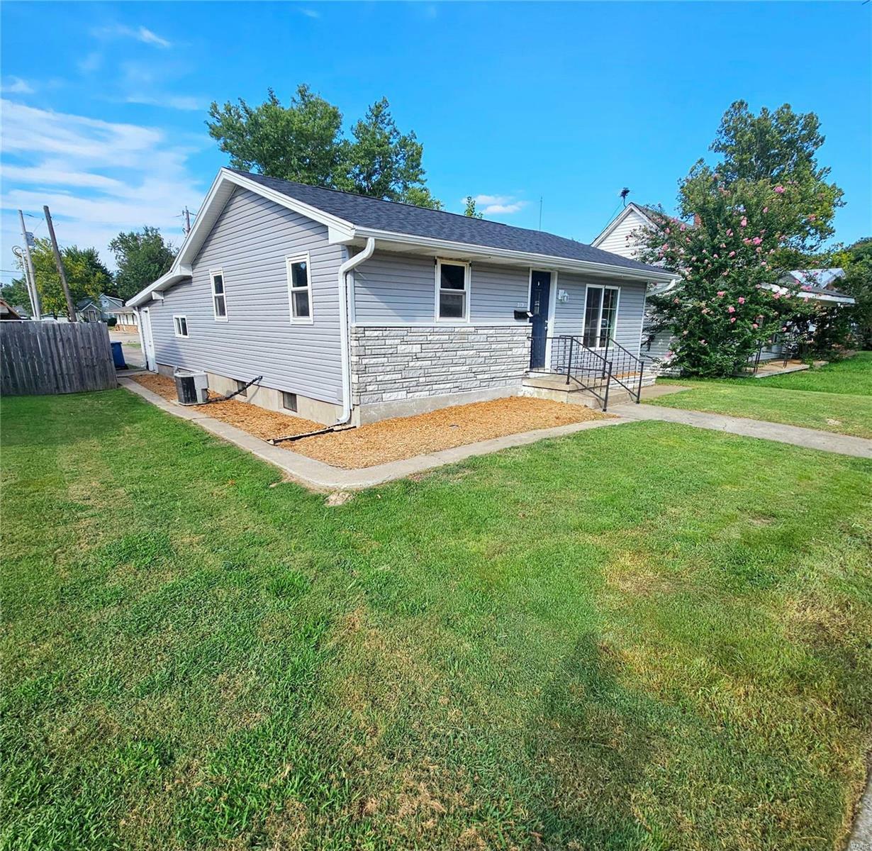 219 W Davidson Avenue  Chaffee MO 63740 photo