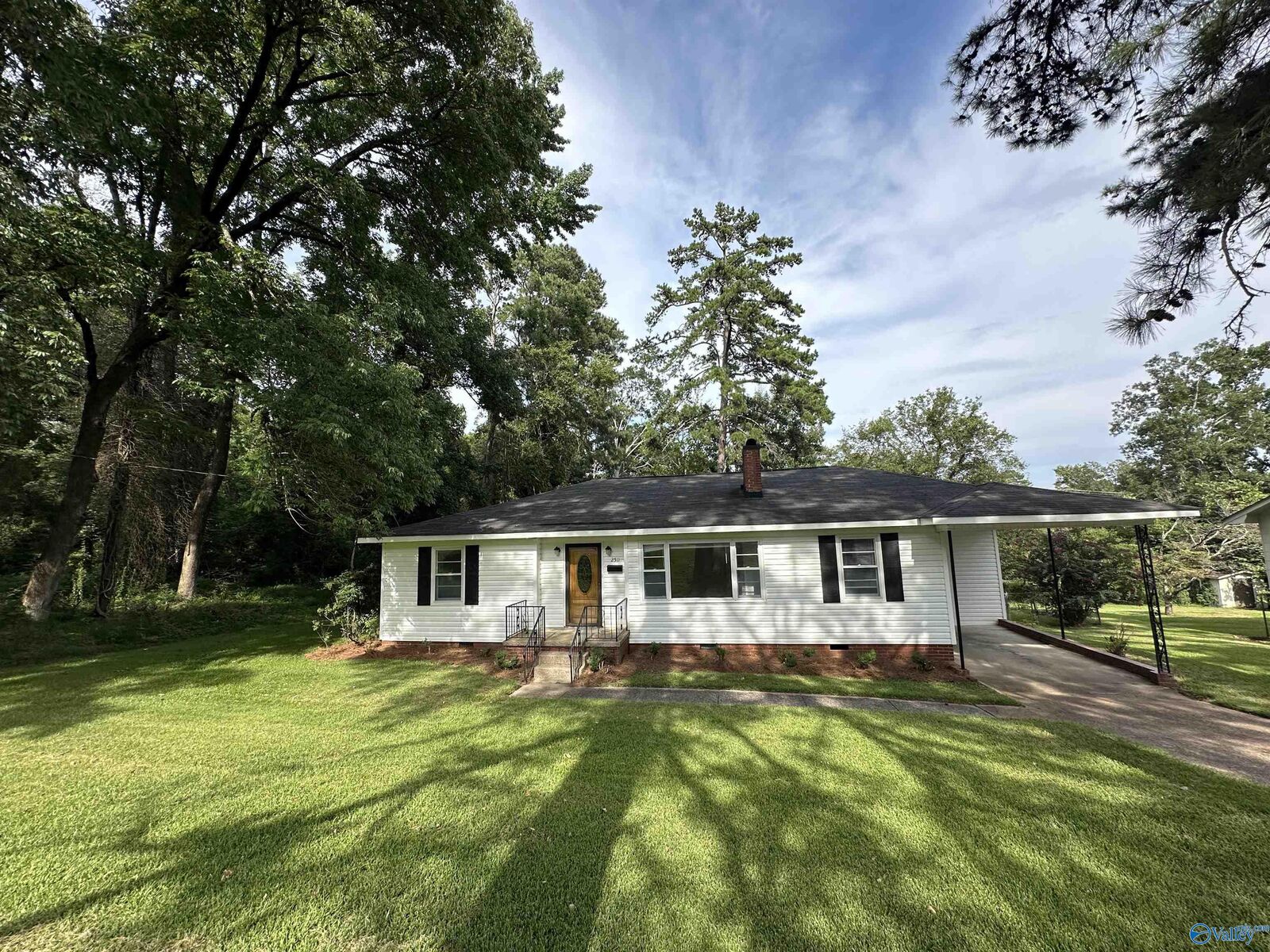 Property Photo: 2511 Hillcrest Drive AL 35904