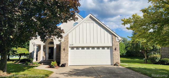 Property Photo:  628 Eastway Circle  MI 48446 