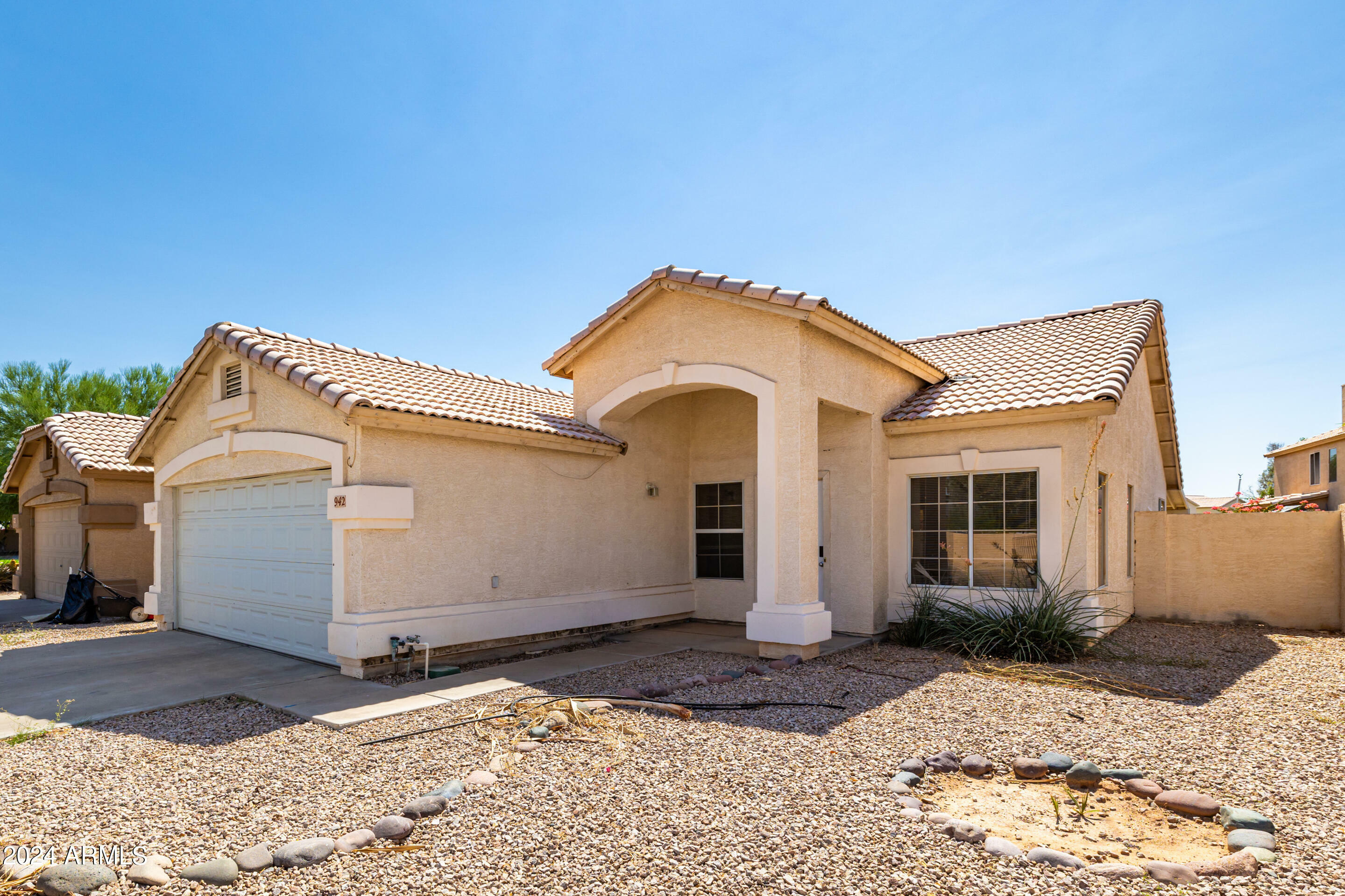 Property Photo:  942 S Ithica Street  AZ 85225 