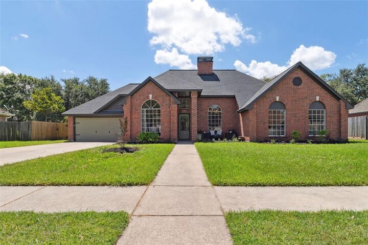 1502 Piney Woods Drive  Friendswood TX 77546 photo