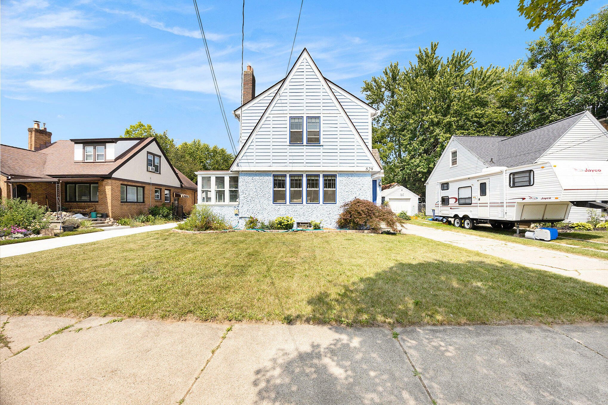 Property Photo:  829 Northlawn Street NE  MI 49505 