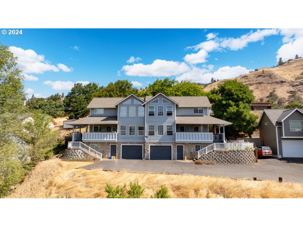 Property Photo:  725/727 E Klickitat St  WA 98635 