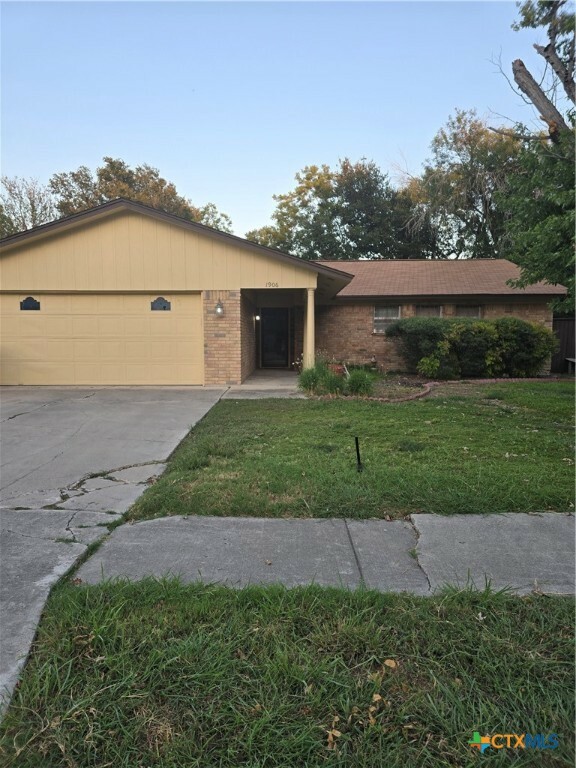 Property Photo:  1906 Hooten Street  TX 76543 