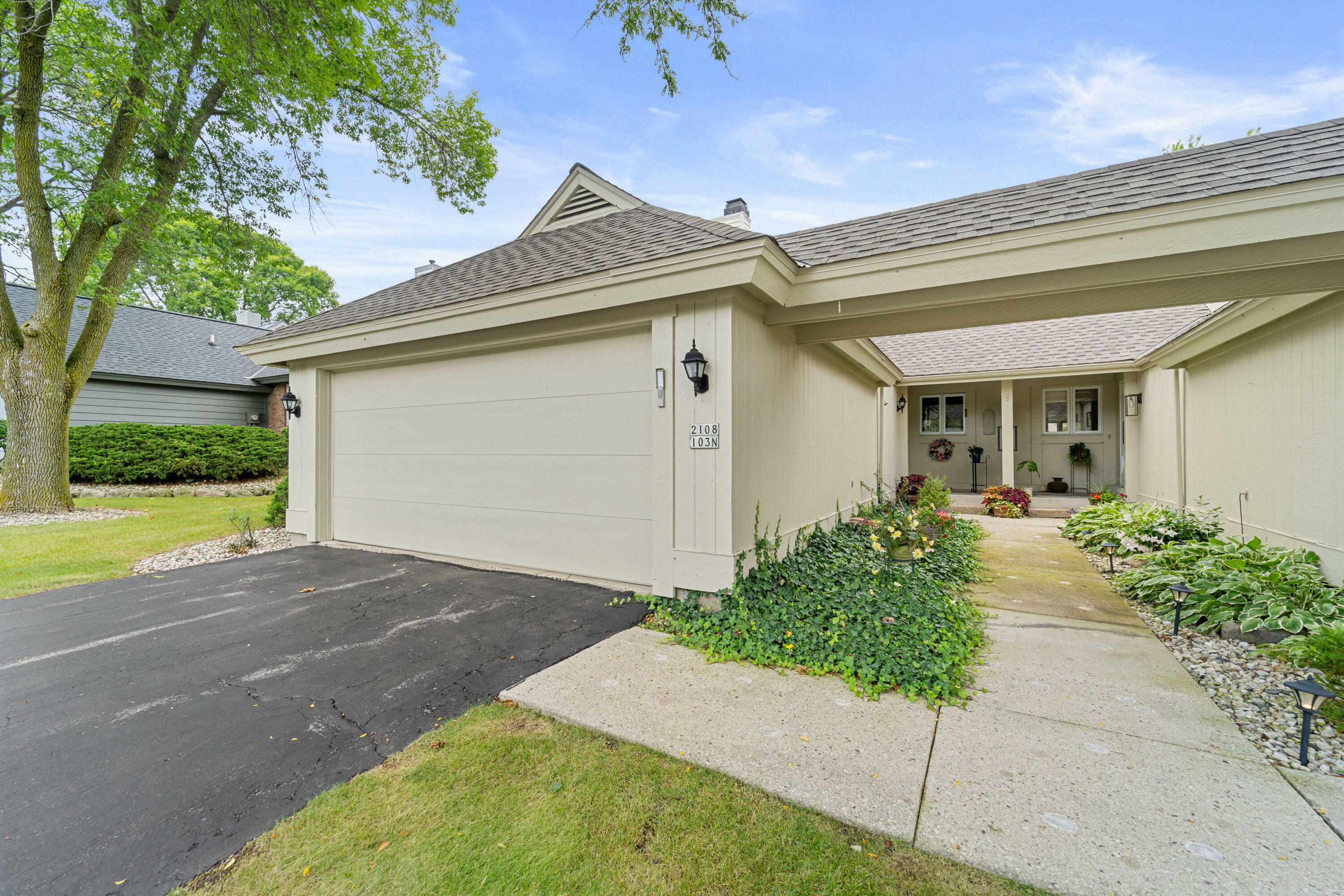 2108 W Raleigh Ct  Mequon WI 53092 photo