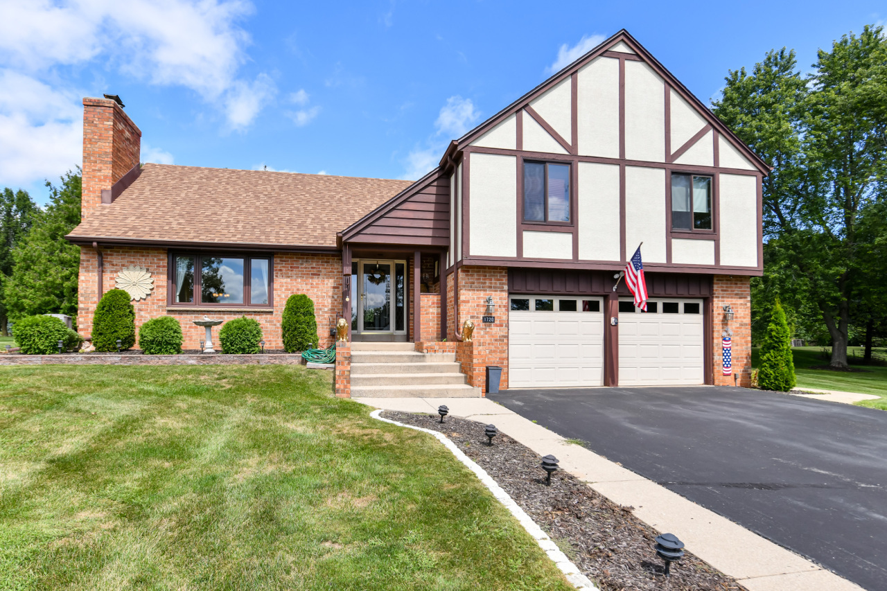 Property Photo: 1720 Manchester Dr WI 53024