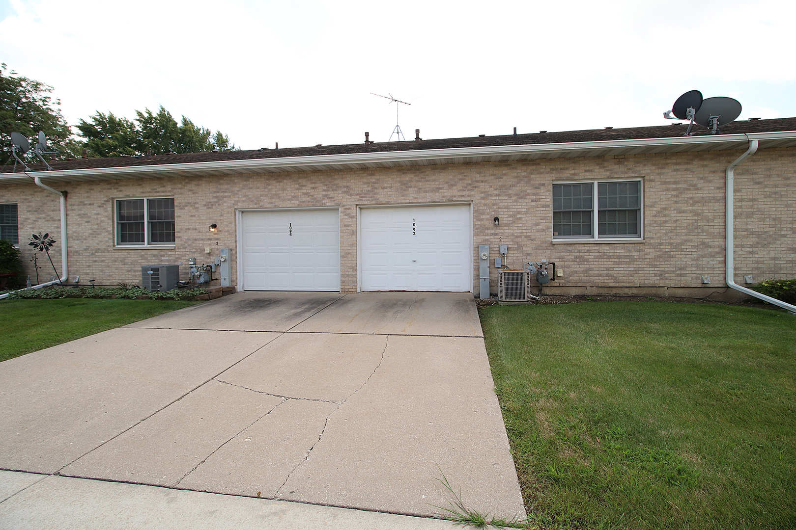 Property Photo:  1092 Chovan Drive 003  IL 60435 