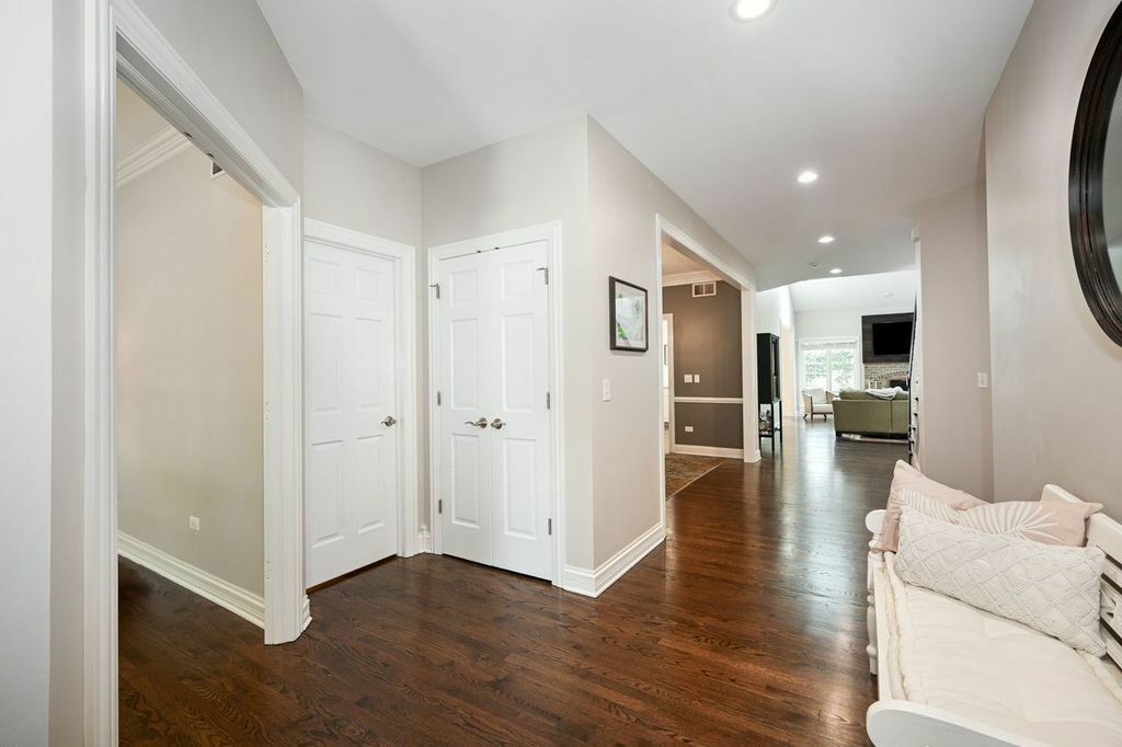 Property Photo:  2127 Tartan Court  IL 60187 