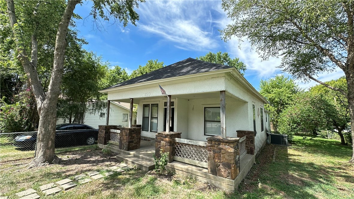 Property Photo:  620 S Washington Street  AR 72761 