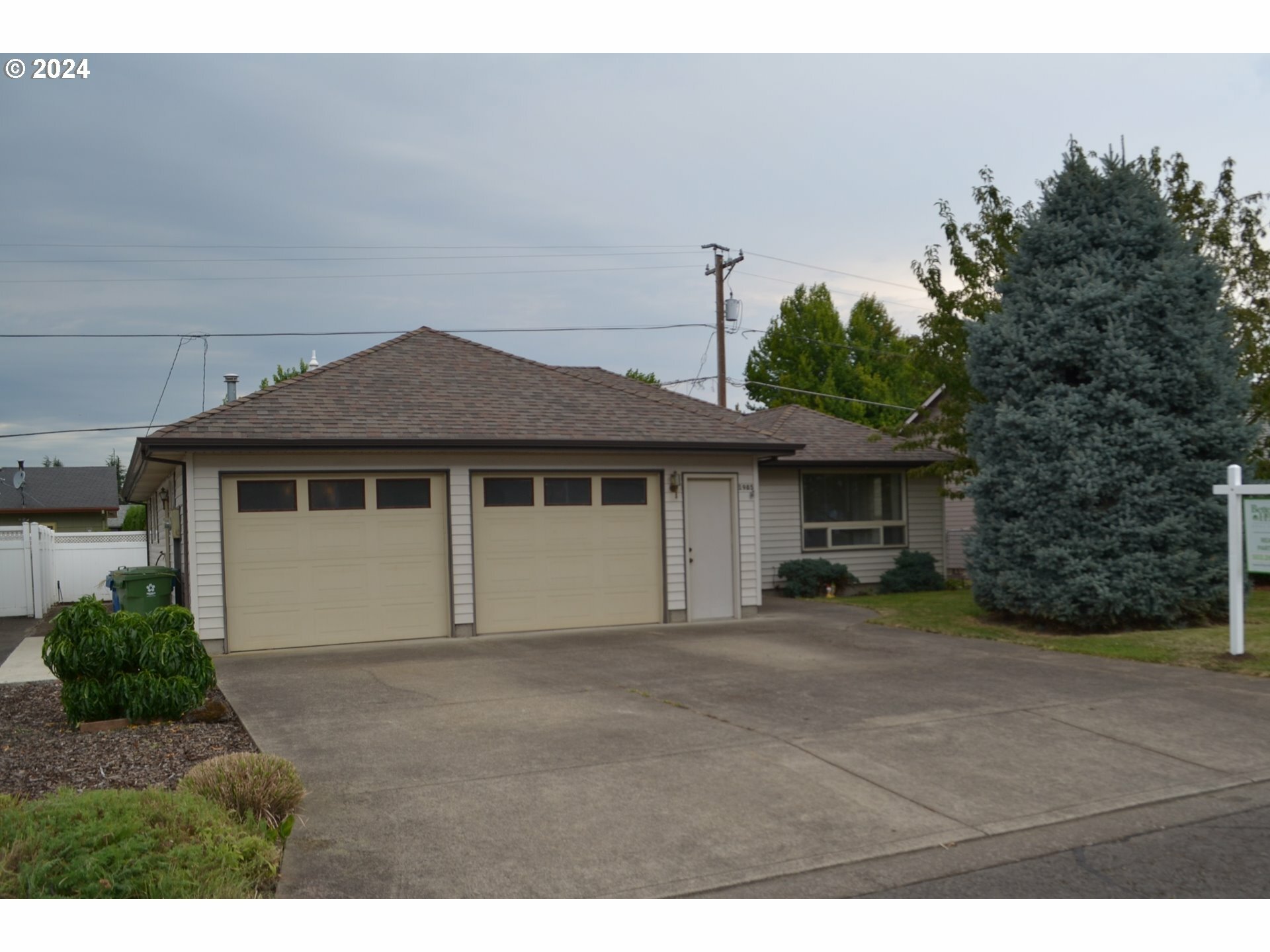 Property Photo:  1985 Heather Way  OR 97071 