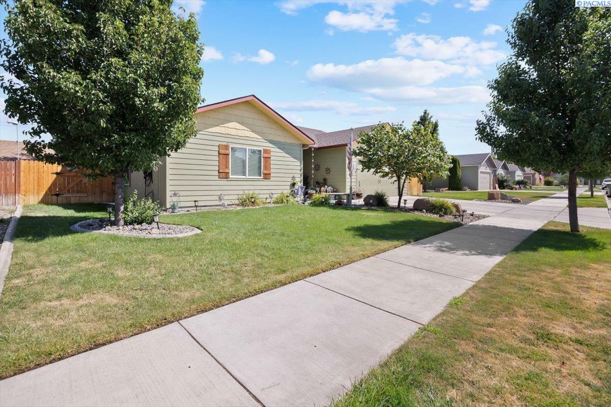 Property Photo:  572 N Harrison Pl  WA 99336 