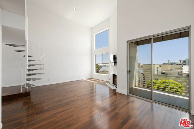 Property Photo:  1129 Larrabee St 13  CA 90069 