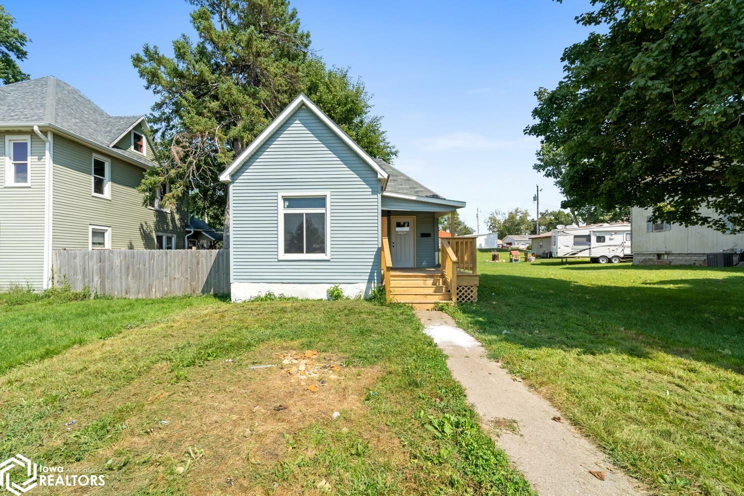 Property Photo:  409 1/2 Summit Street  IA 50158 