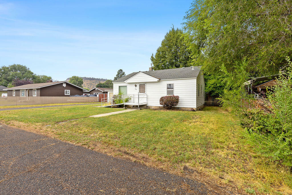 Property Photo:  675 SE Elm Street  OR 97754 