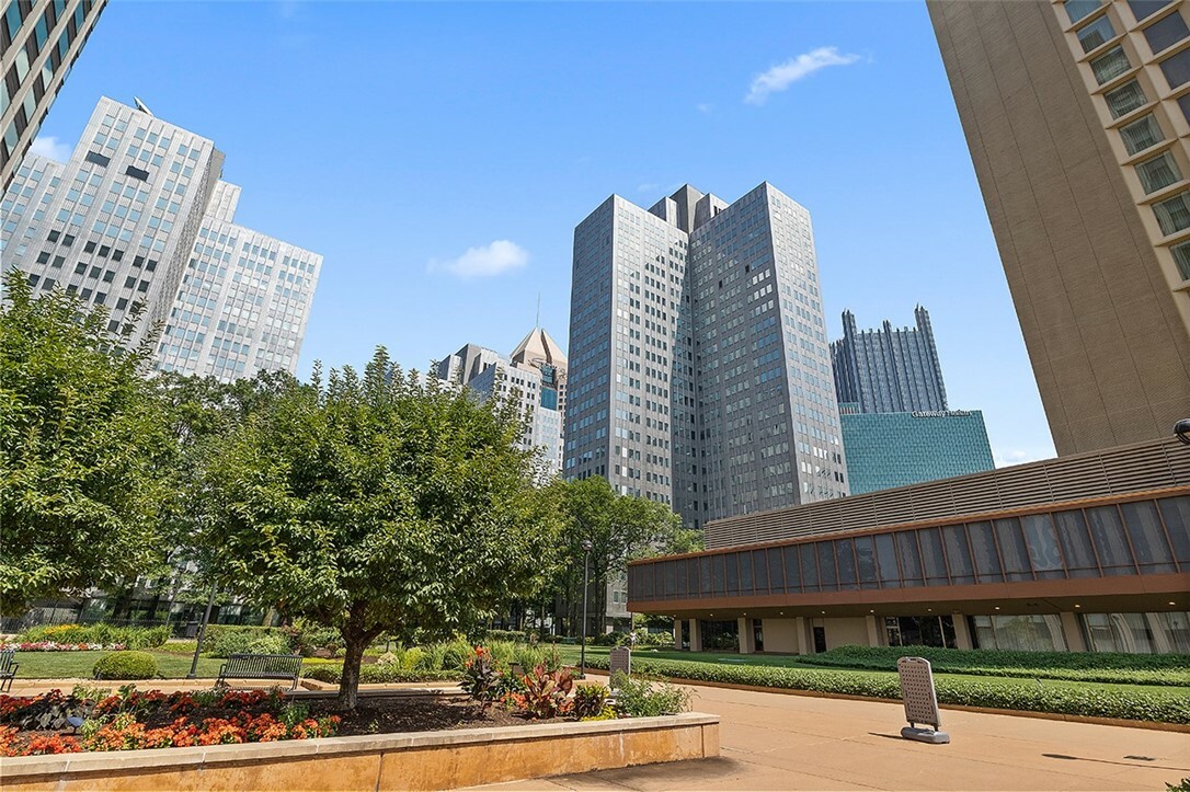 Property Photo:  320 Fort Duquesne Blvd 24O  PA 15222 