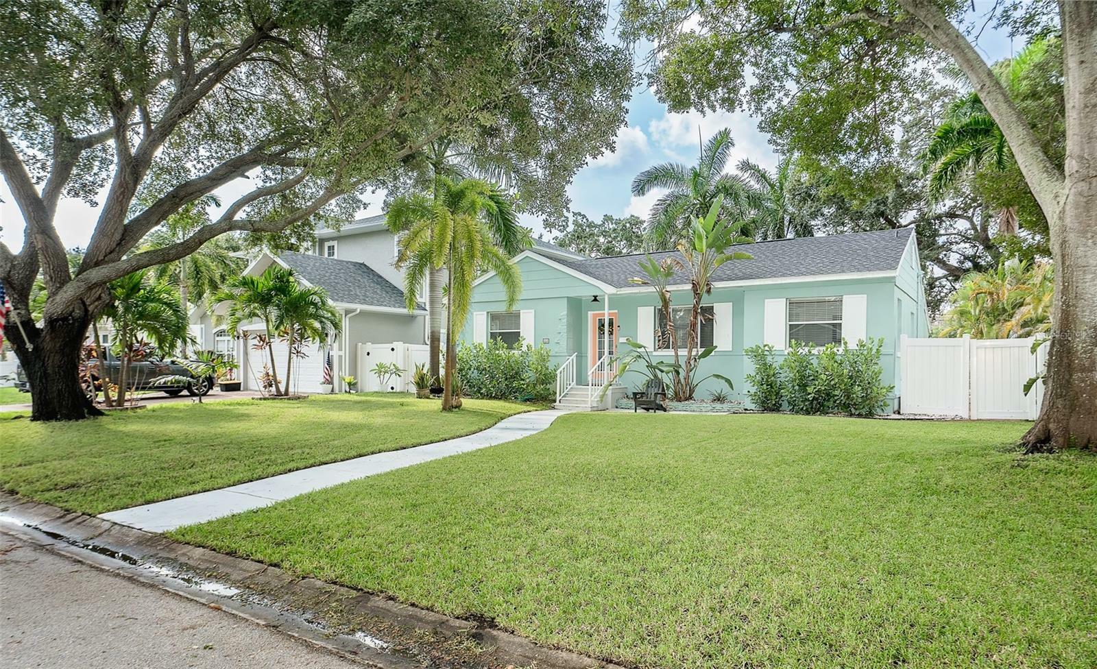 Property Photo:  224 36th Avenue NE  FL 33704 