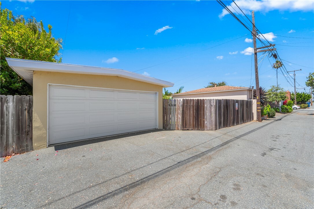 Property Photo:  112 Huntington Street  CA 92648 