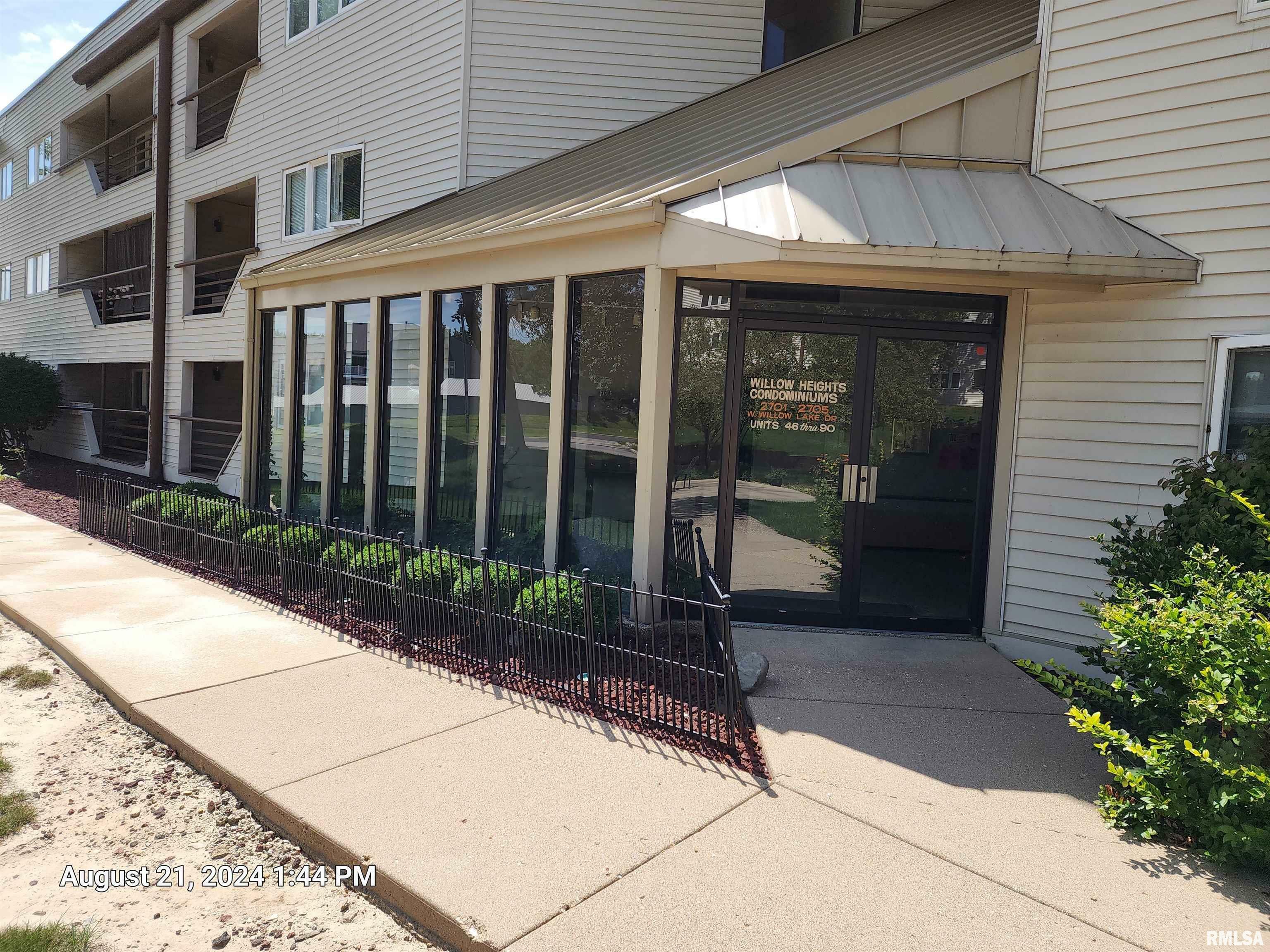 Property Photo:  2701 W Willowlake Drive 69  IL 61614 