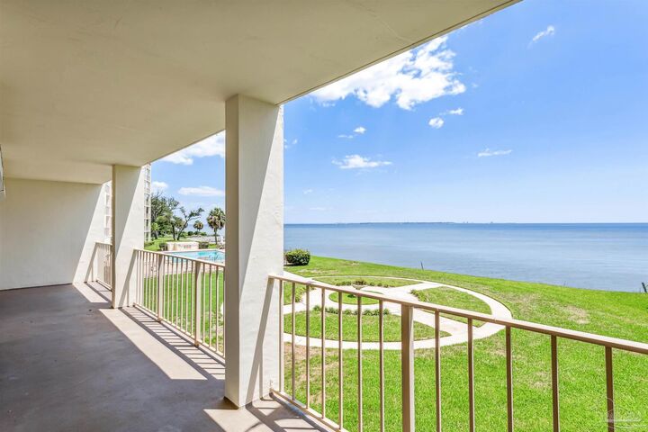 Property Photo: 615 Bayshore Dr 208 FL 32507