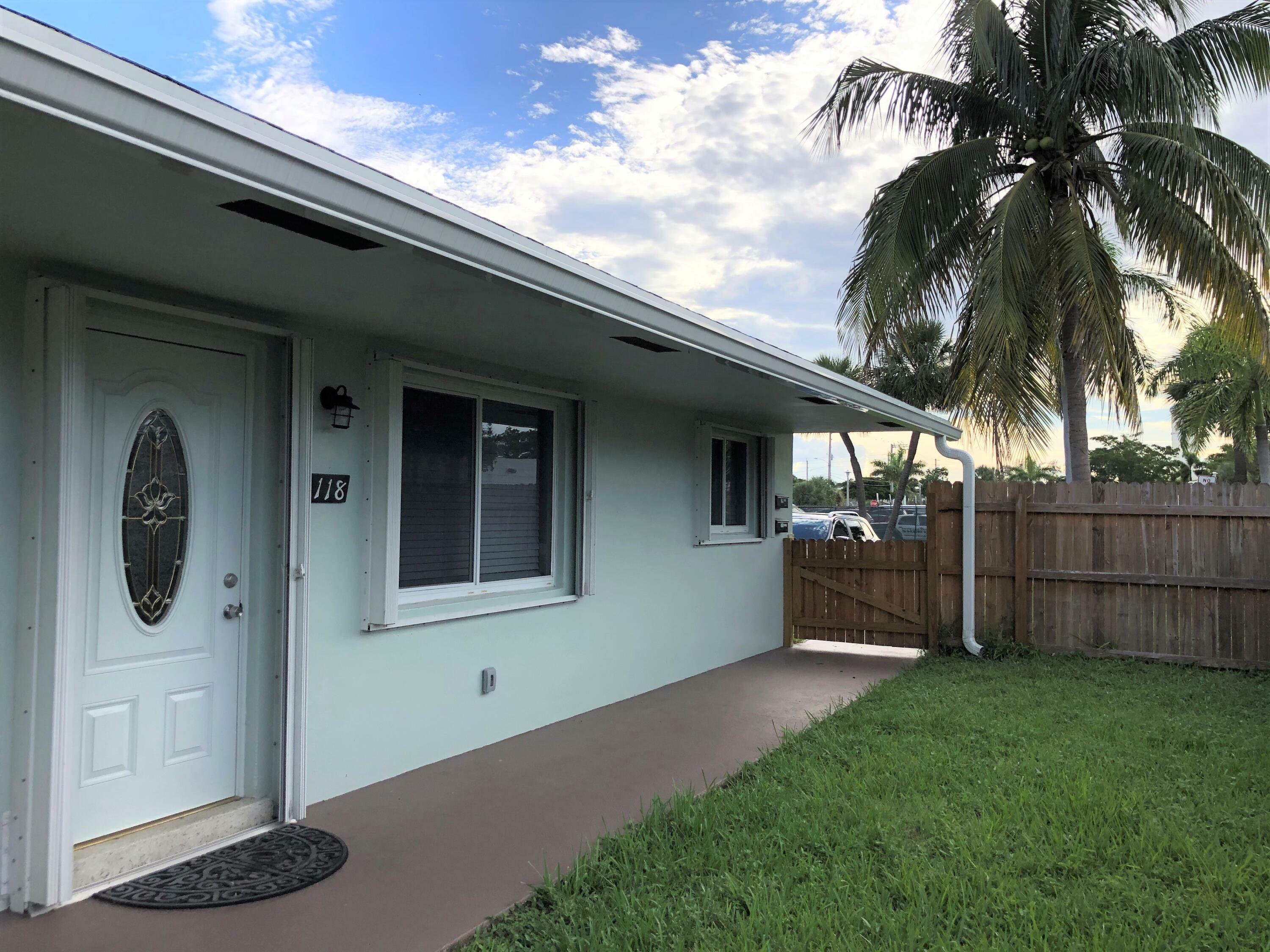 Property Photo:  118 NE 4th Avenue  FL 33441 