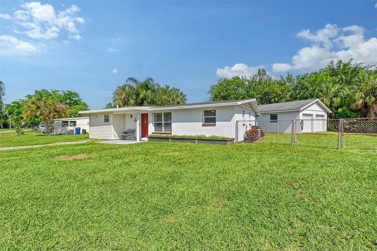 Property Photo:  4435 E Drake Boulevard  FL 34203 