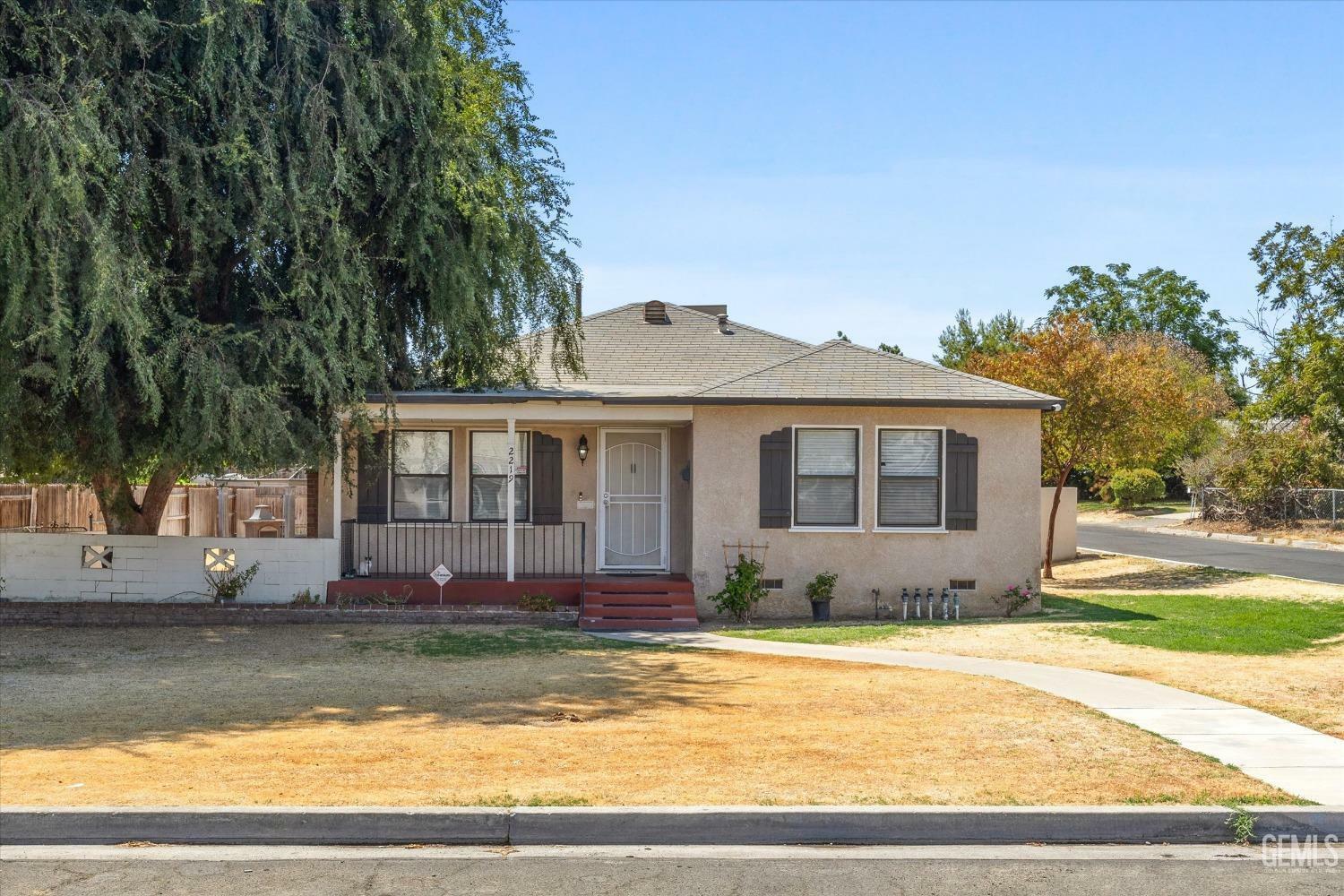 Property Photo:  2219 Lester Street  CA 93304 