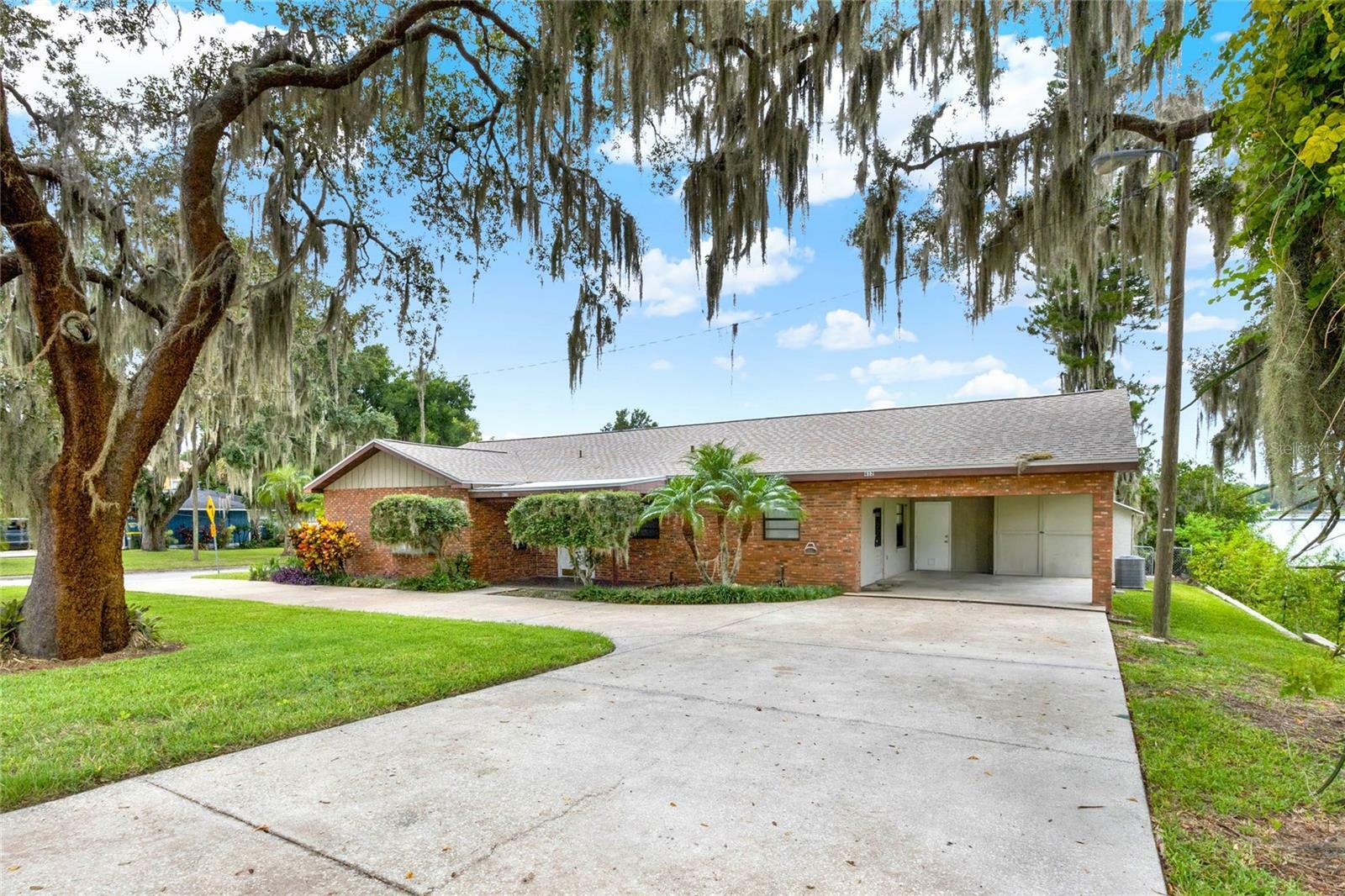 Property Photo:  610 W Lakeshore Drive  FL 34711 