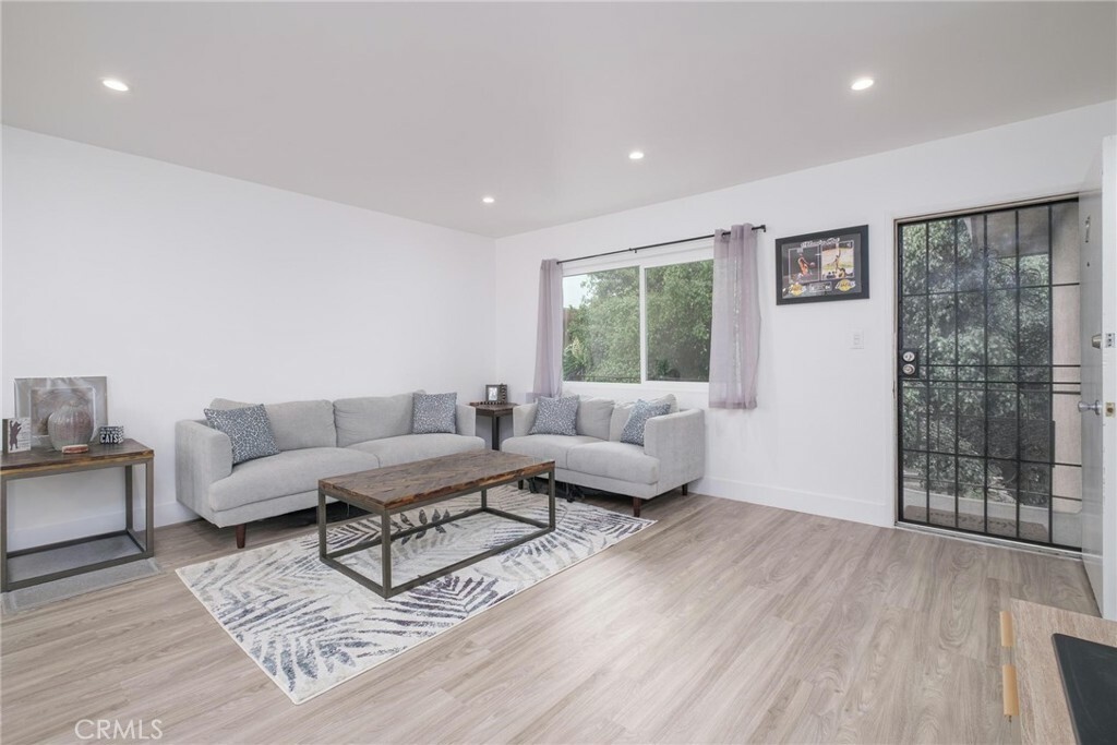 Property Photo:  410 N Market Street 27  CA 90302 