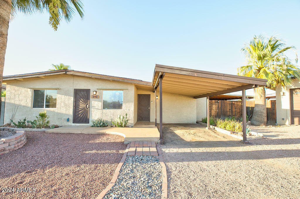 Property Photo:  940 E Desert Avenue  AZ 85119 