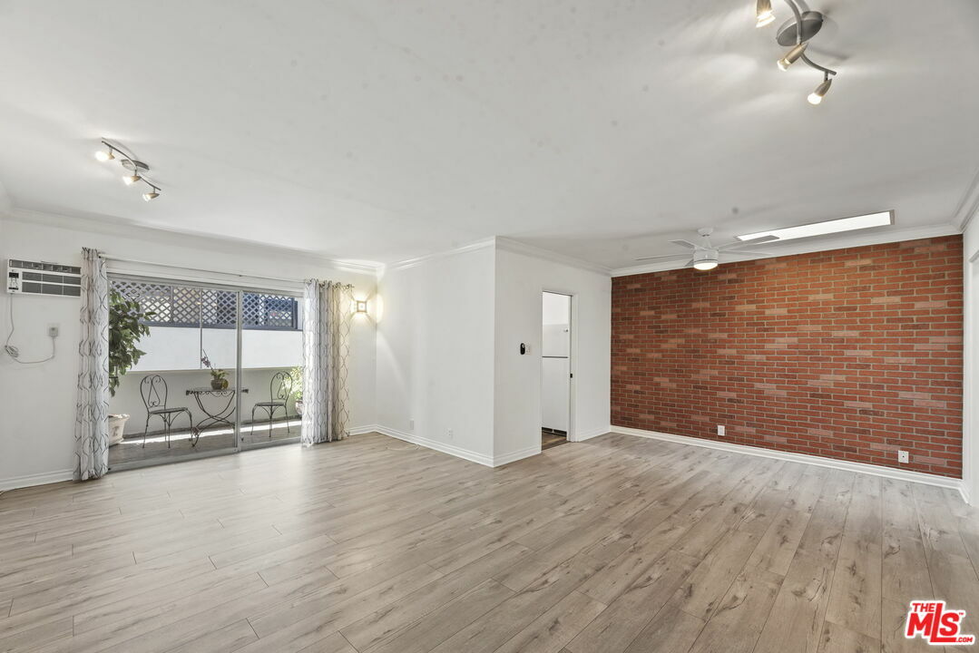 Property Photo:  332  S Elm Dr 6  CA 90212 