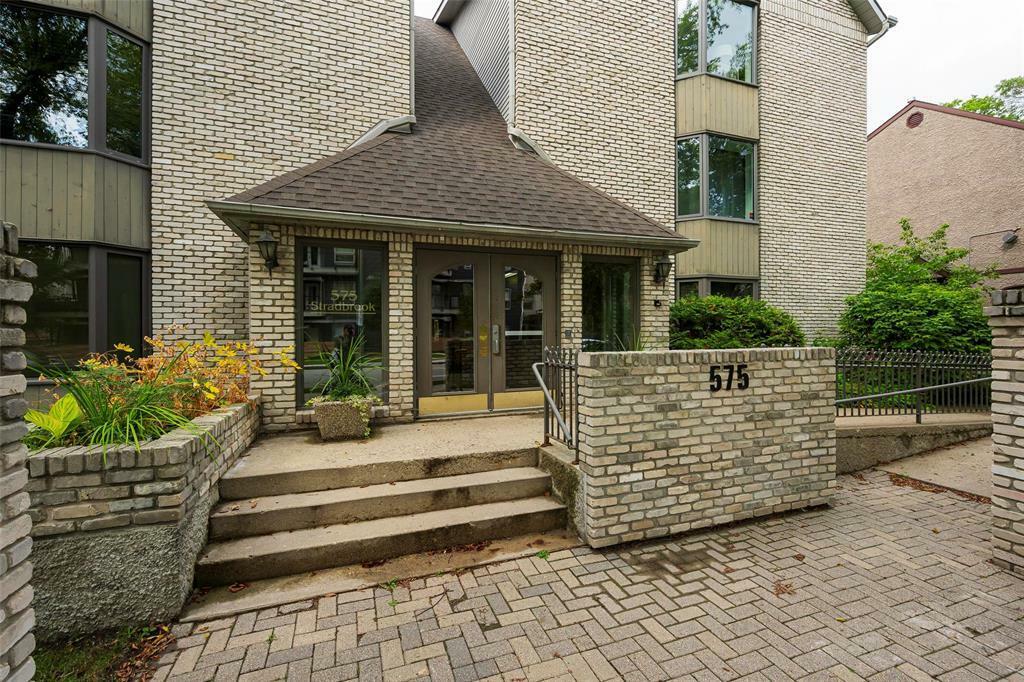 Property Photo:  575 Stradbrook Avenue  MB R3L 0K3 