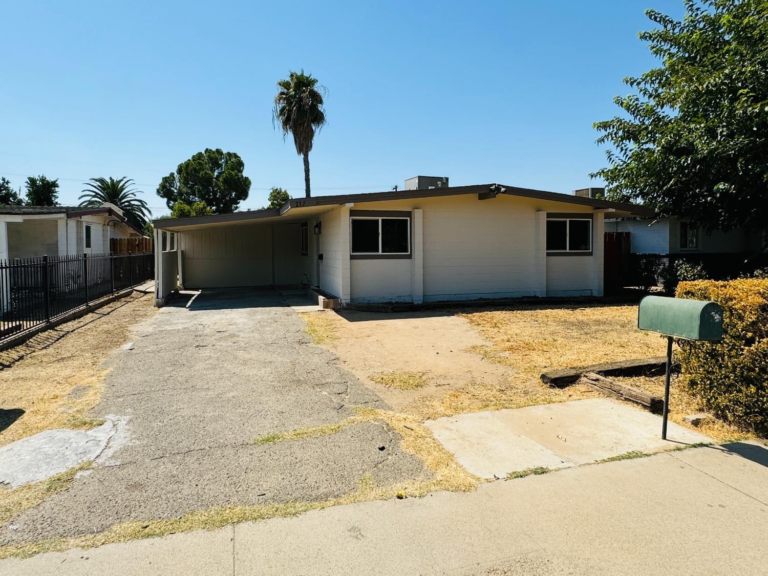 Property Photo:  217 K Street  CA 93657 