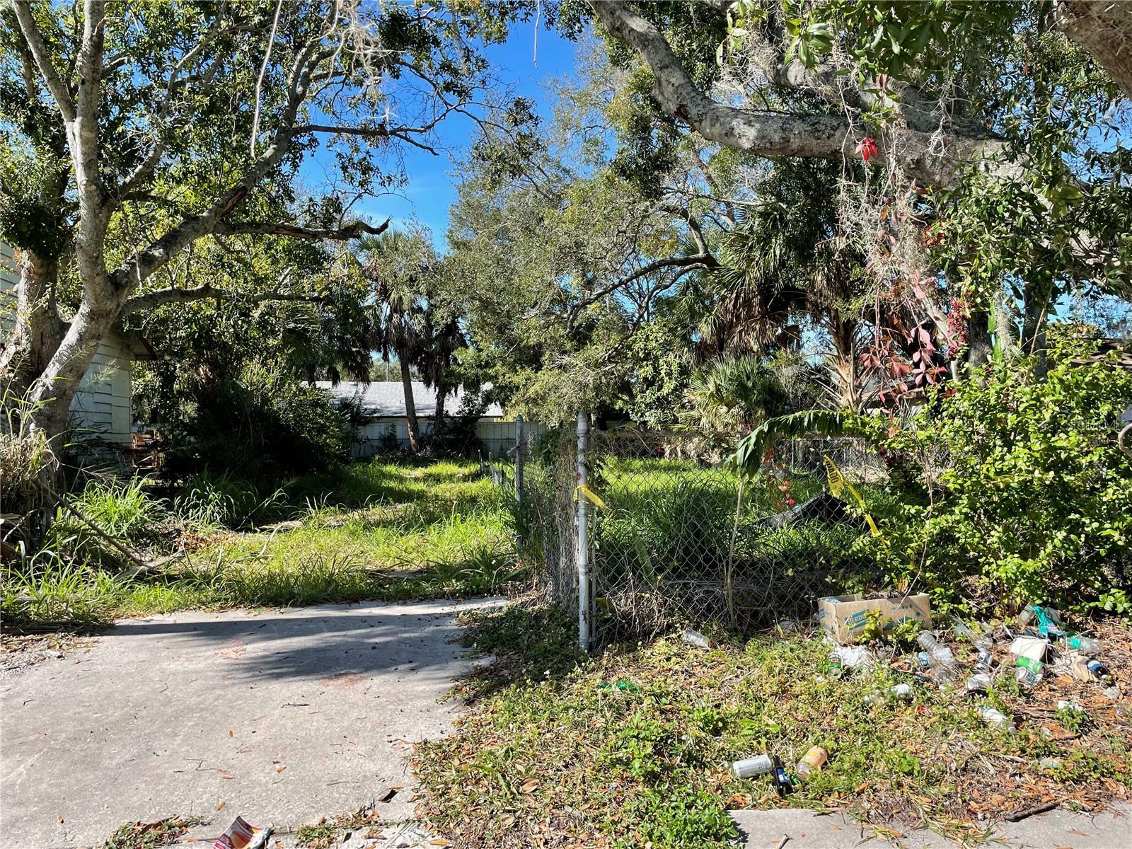 Property Photo:  2825 N Links Avenue  FL 34234 