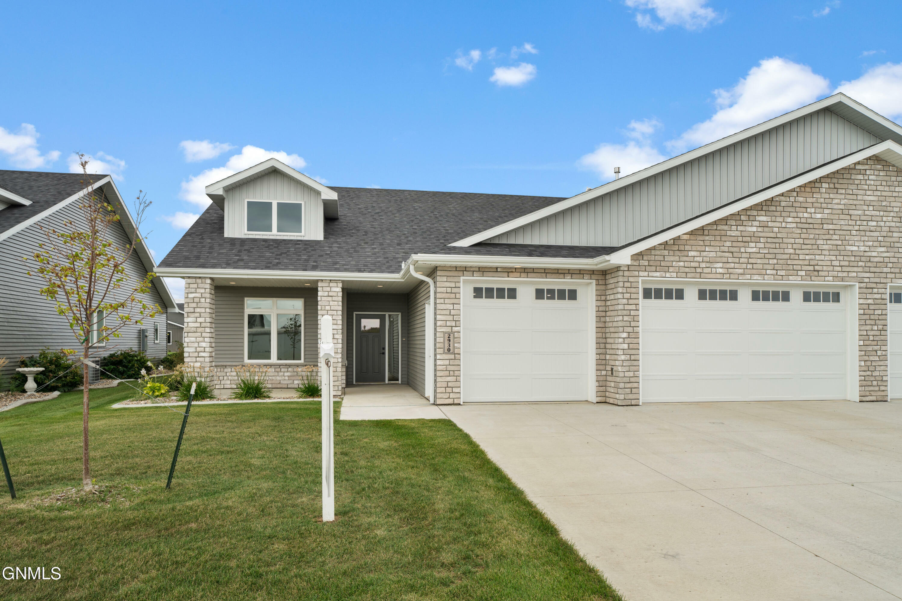 Property Photo:  2930 Peach Tree Drive  ND 58504 