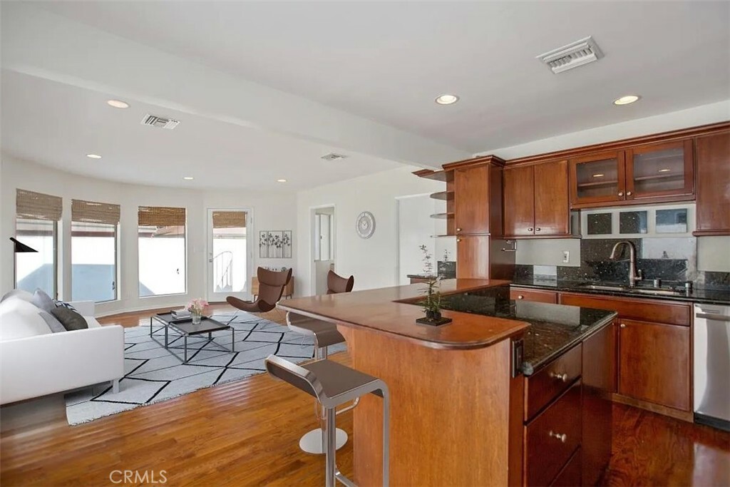 Property Photo:  307 Venice Way  CA 90291 