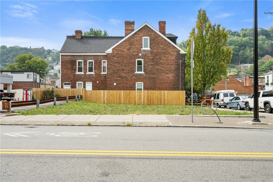 Property Photo:  1100 E Carson Street  PA 15203 