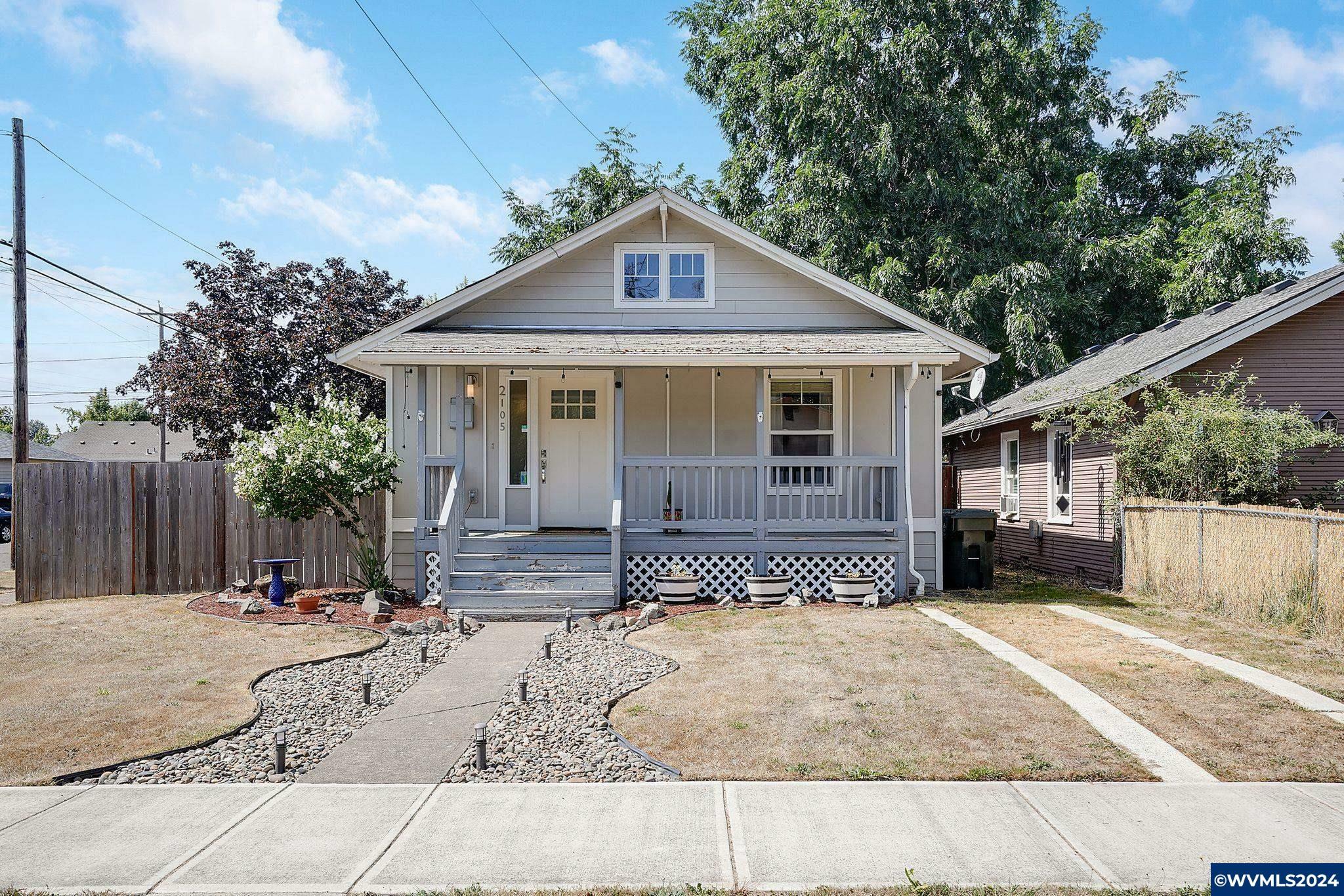 Property Photo:  2105  4th St NE  OR 97301 