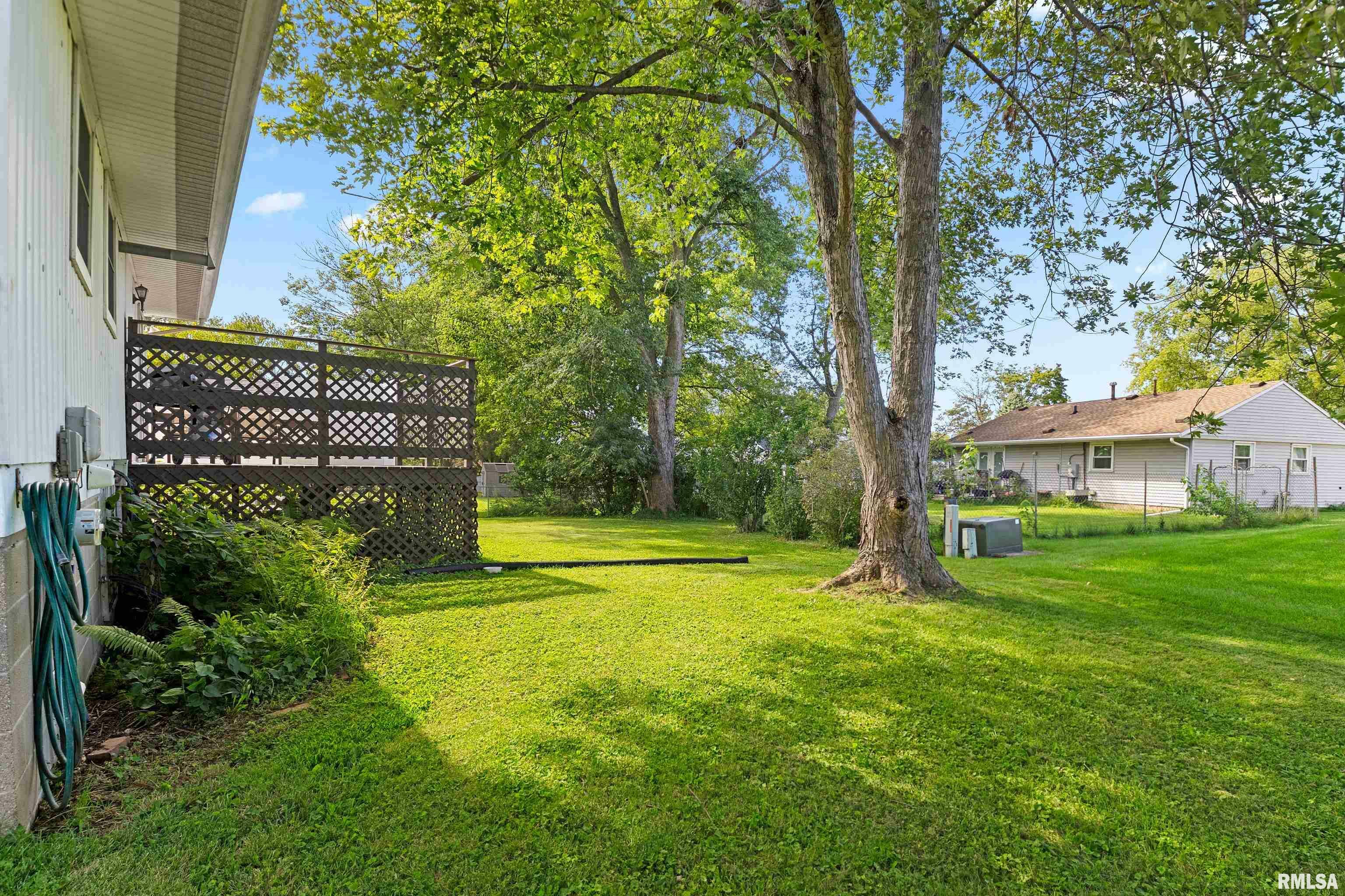 Property Photo:  307 E Bittersweet Road  IL 61571 